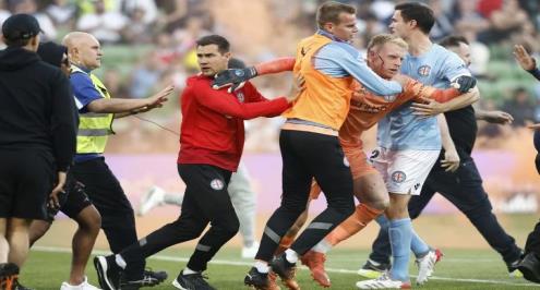 دماء على البساط الأخضر.. اقتحام واعتداء ينهي الديربي في أستراليا (فيديو)